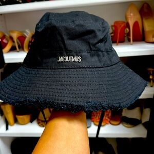 JACQUEMUS
Black Les Classiques 'Le bob Artichaut' Bucket Hat